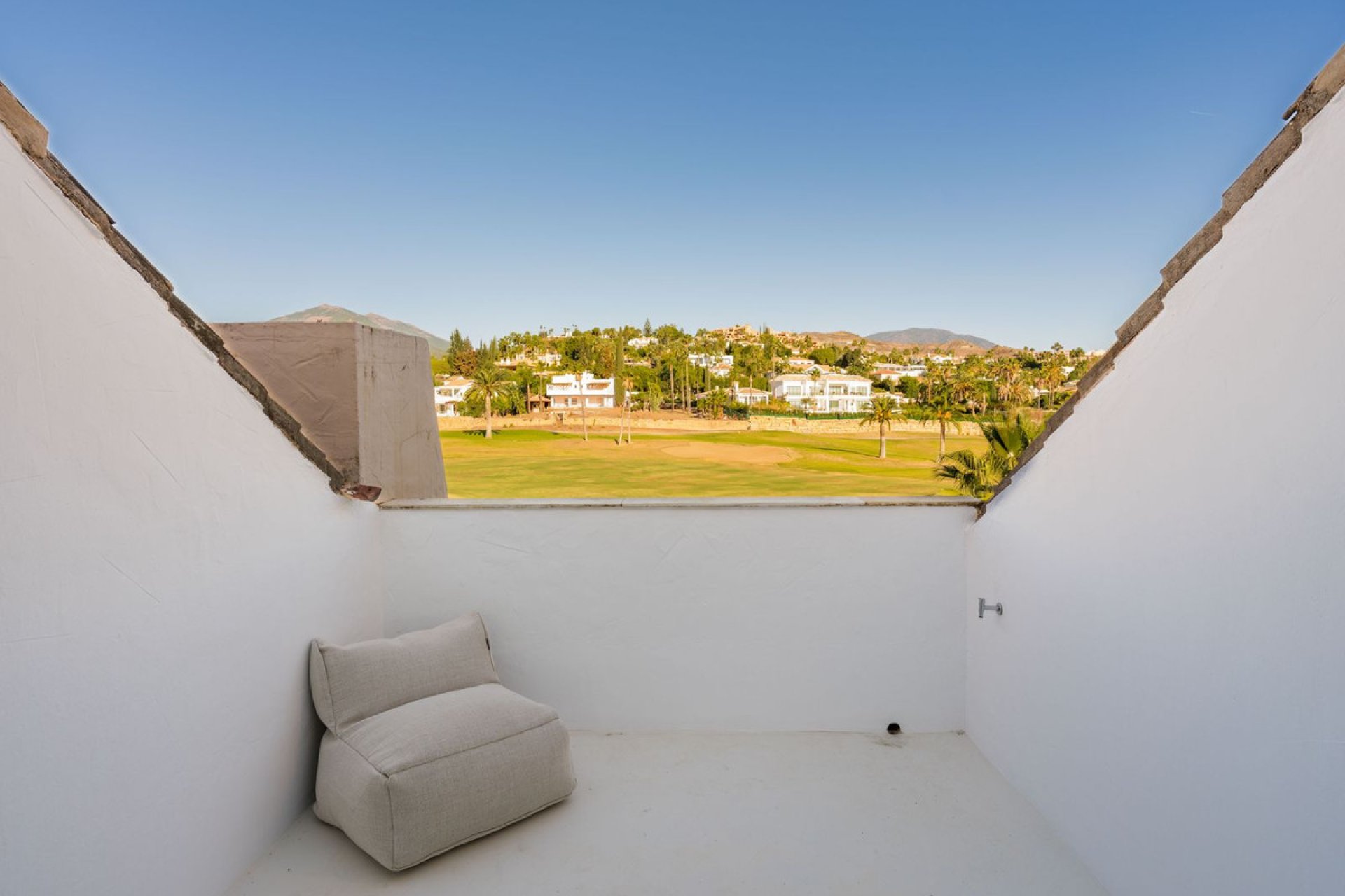 Resale - Apartment - Top Floor Apartment - Marbella - Nueva Andalucia