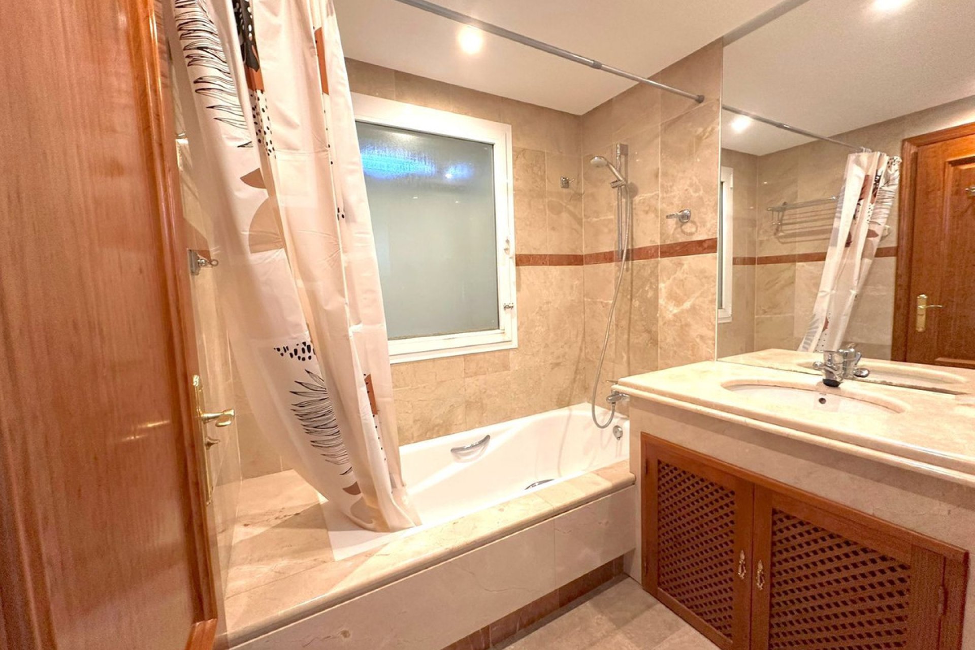 Resale - Ground floor apartment - Estepona - Costalita