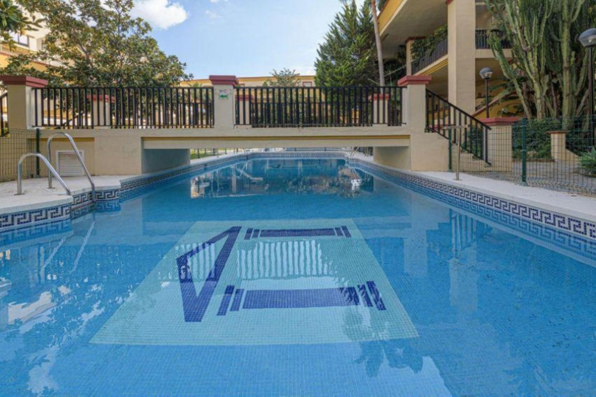 Resale - Ground floor apartment - Marbella - Elviria