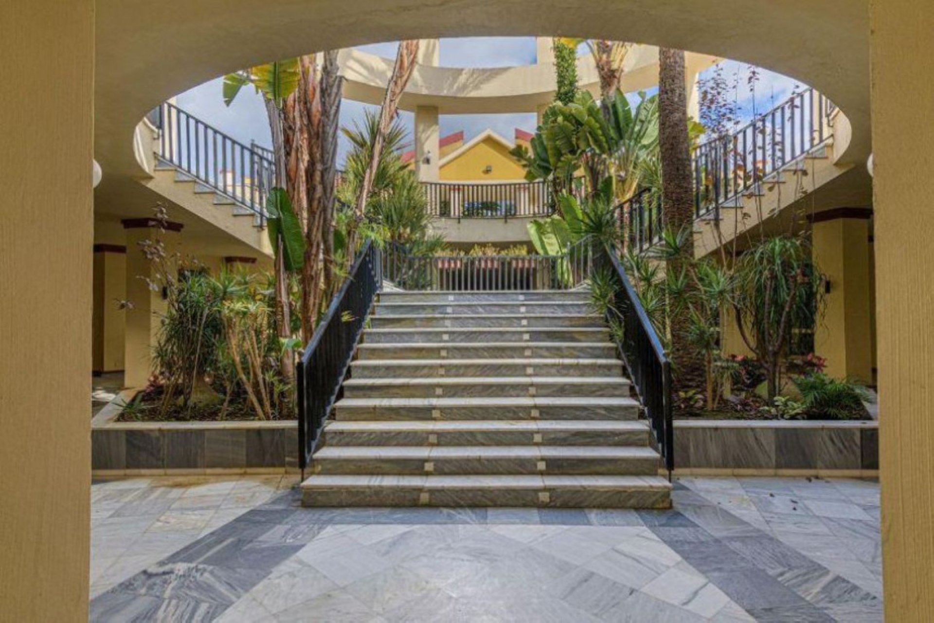 Resale - Ground floor apartment - Marbella - Elviria