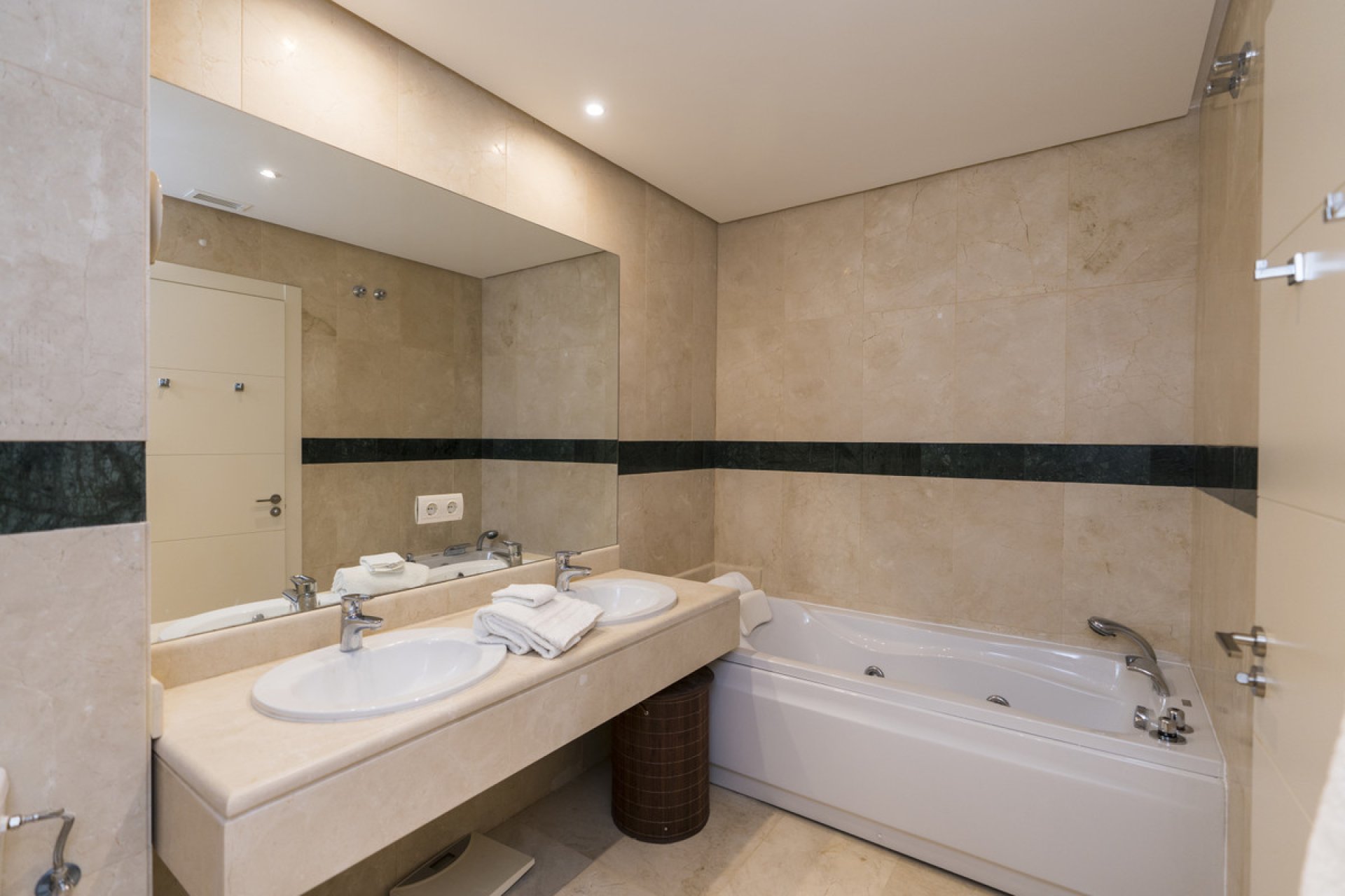 Resale - Ground floor apartment - Marbella - Nueva Andalucia