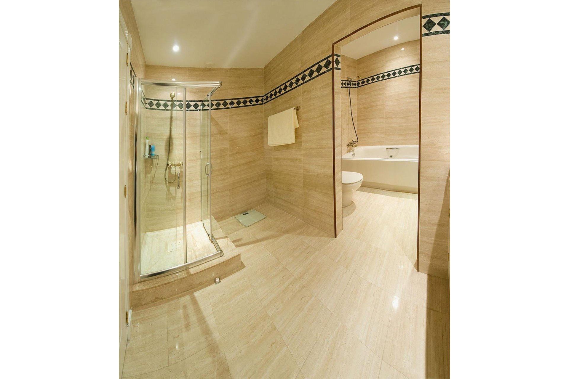 Resale - Ground floor apartment - Marbella - Nueva Andalucia