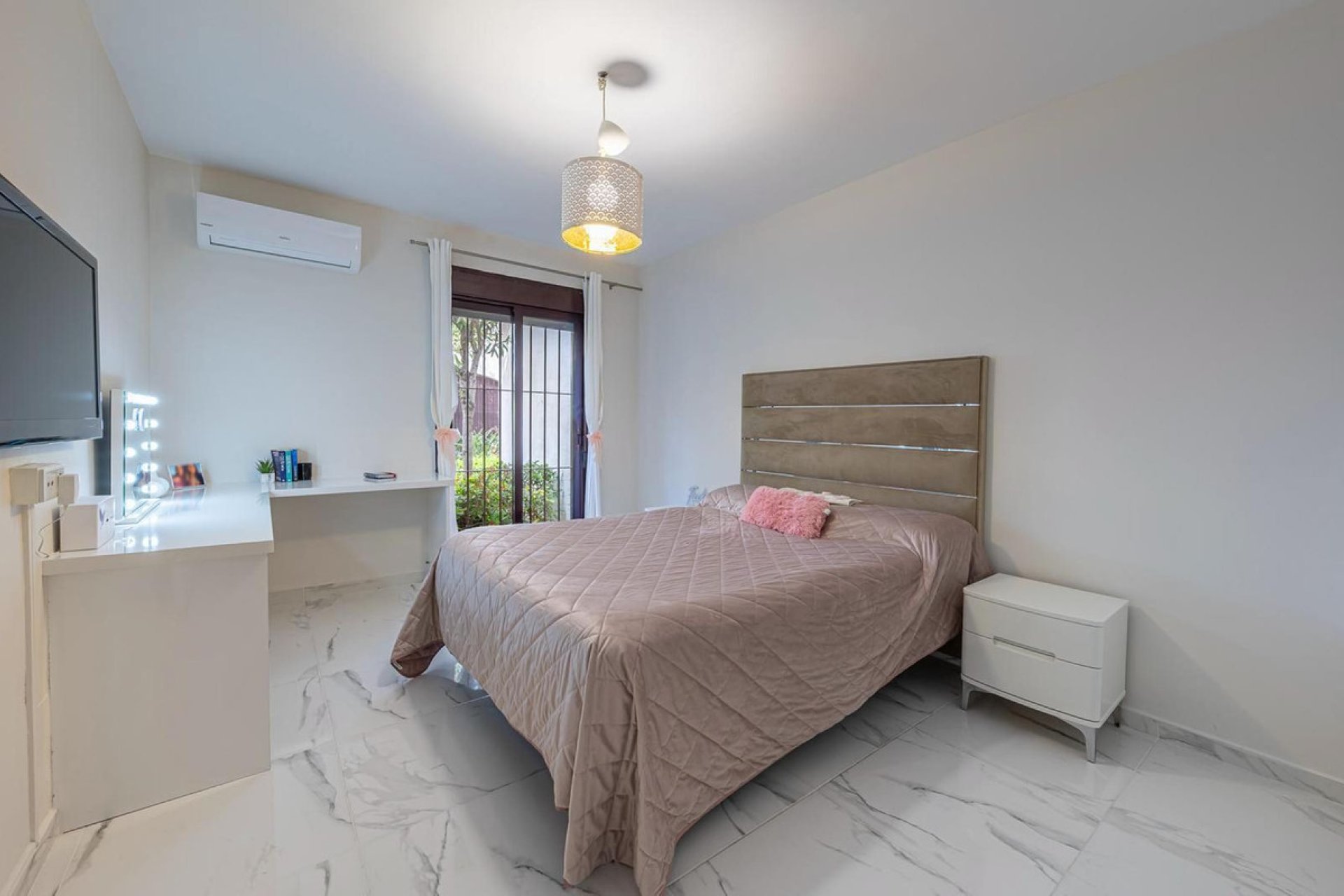 Resale - Ground floor apartment - Marbella - Nueva Andalucia