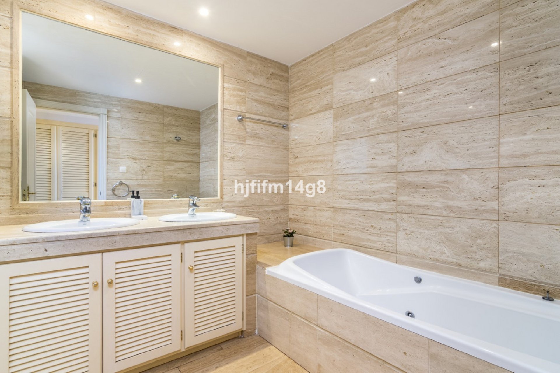 Resale - Ground floor apartment - Marbella - Nueva Andalucia