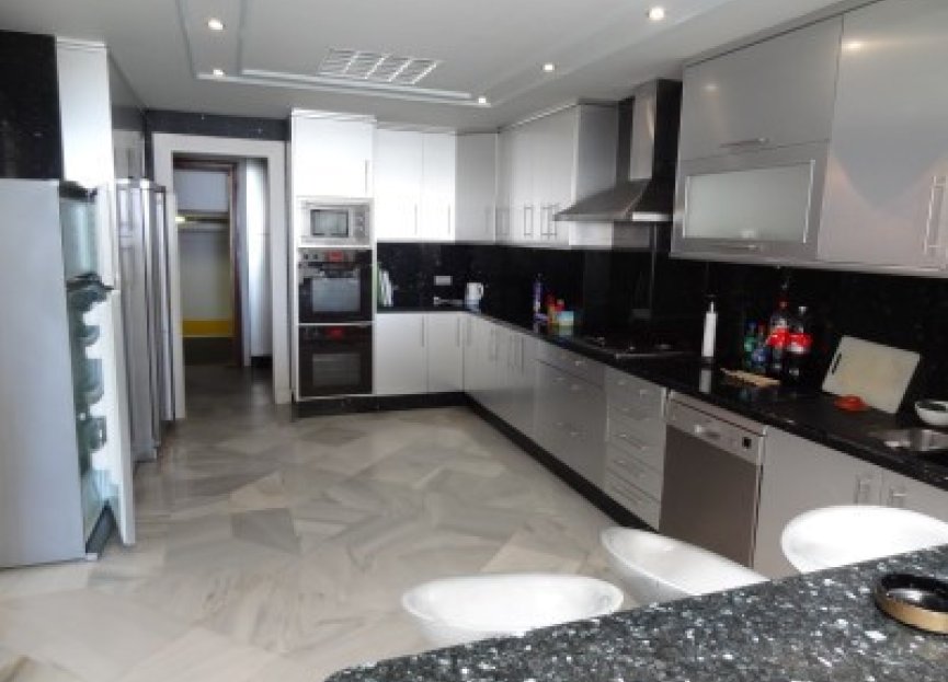 Resale - Ground floor apartment - Marbella - Puerto Banús