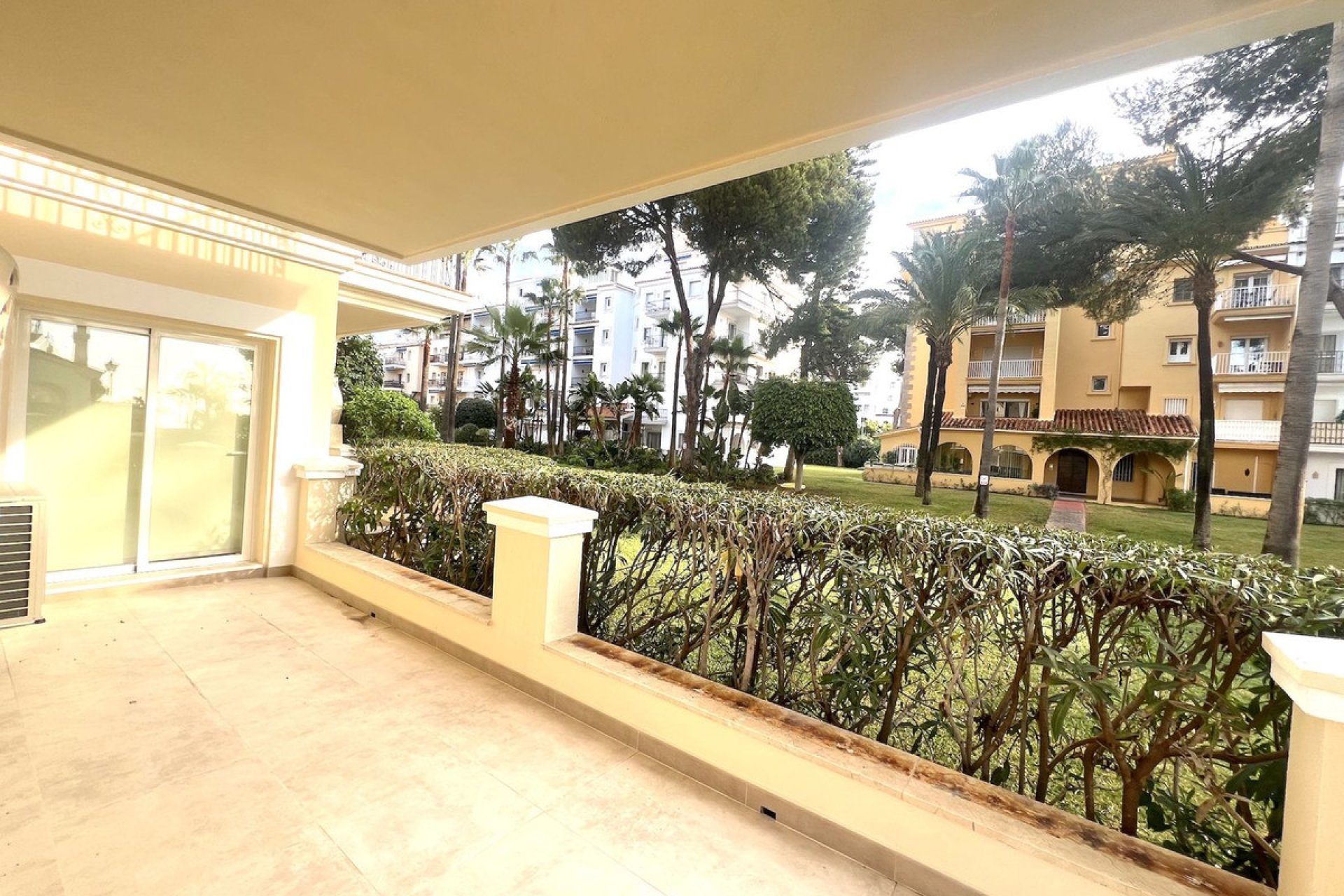 Resale - Ground floor apartment - Marbella - Puerto Banús