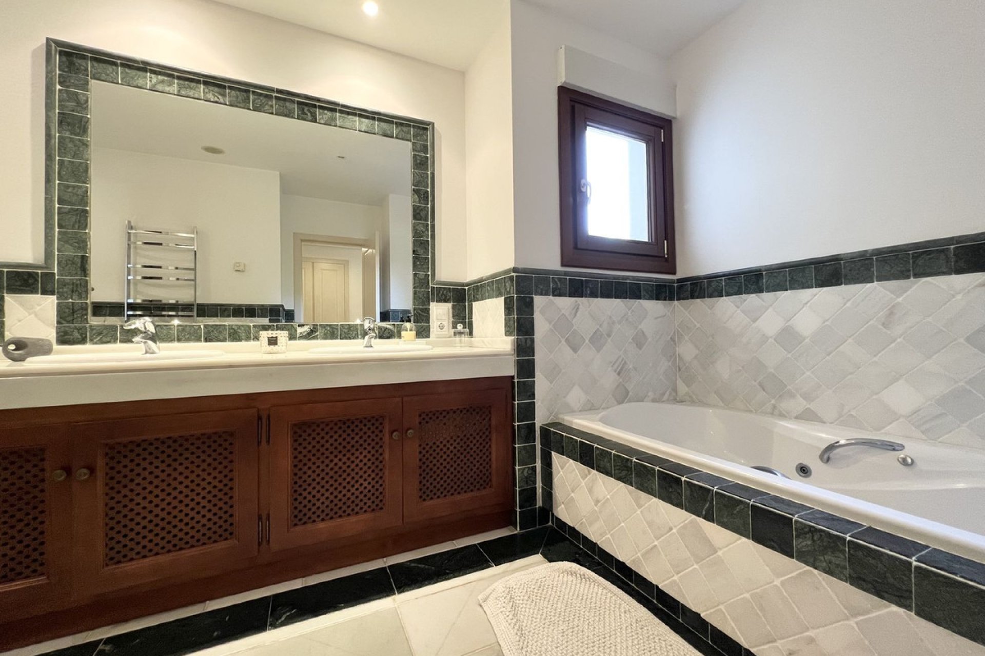 Resale - Ground floor apartment - Marbella - The Golden Mile