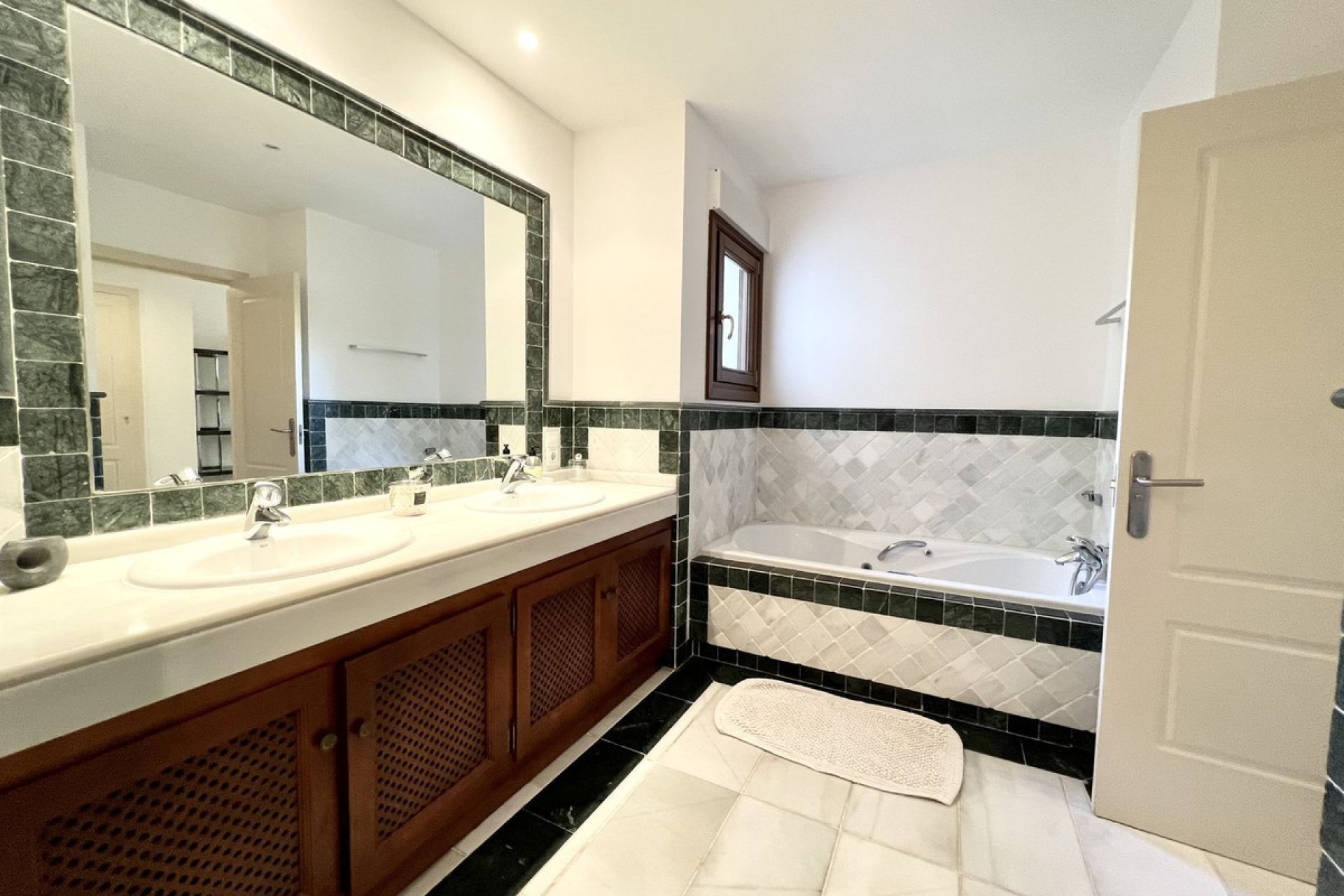 Resale - Ground floor apartment - Marbella - The Golden Mile