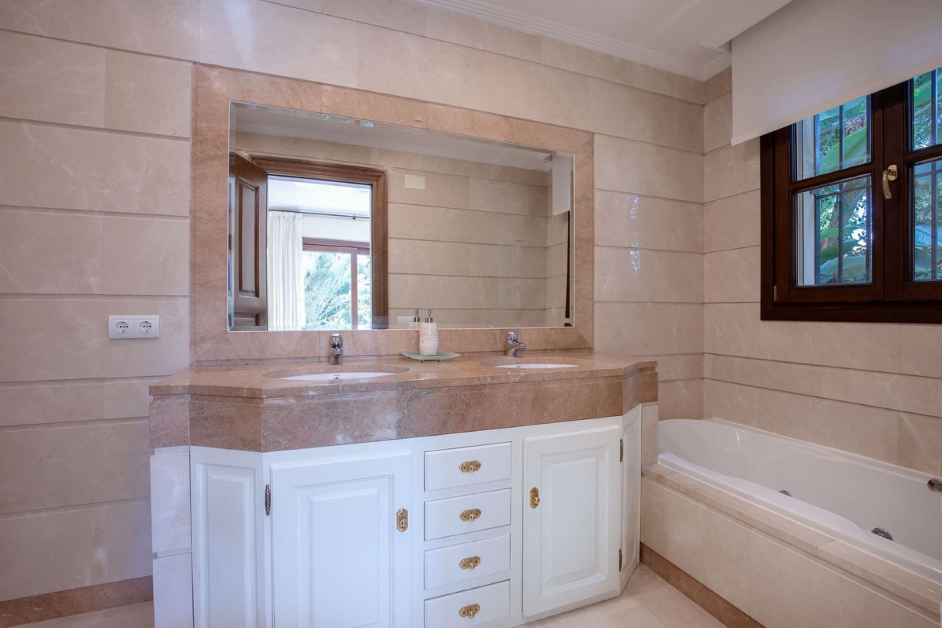 Resale - House - Detached Villa - Benahavís - Los Arqueros