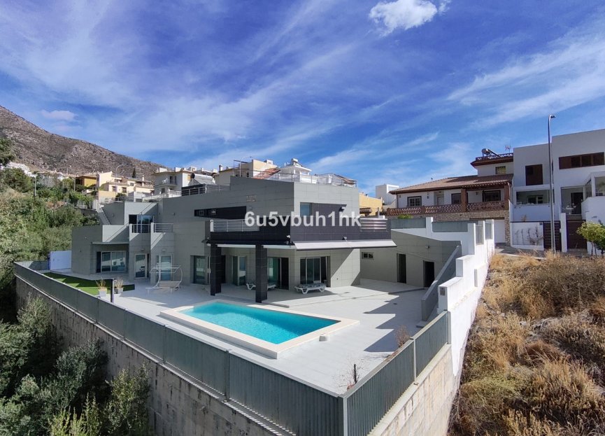 Resale - House - Detached Villa - Benalmádena - Benalmadena Centro