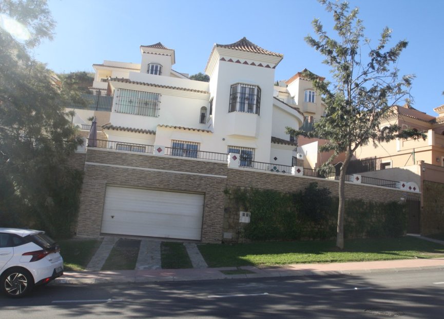 Resale - House - Detached Villa - Benalmádena - Benalmadena Centro