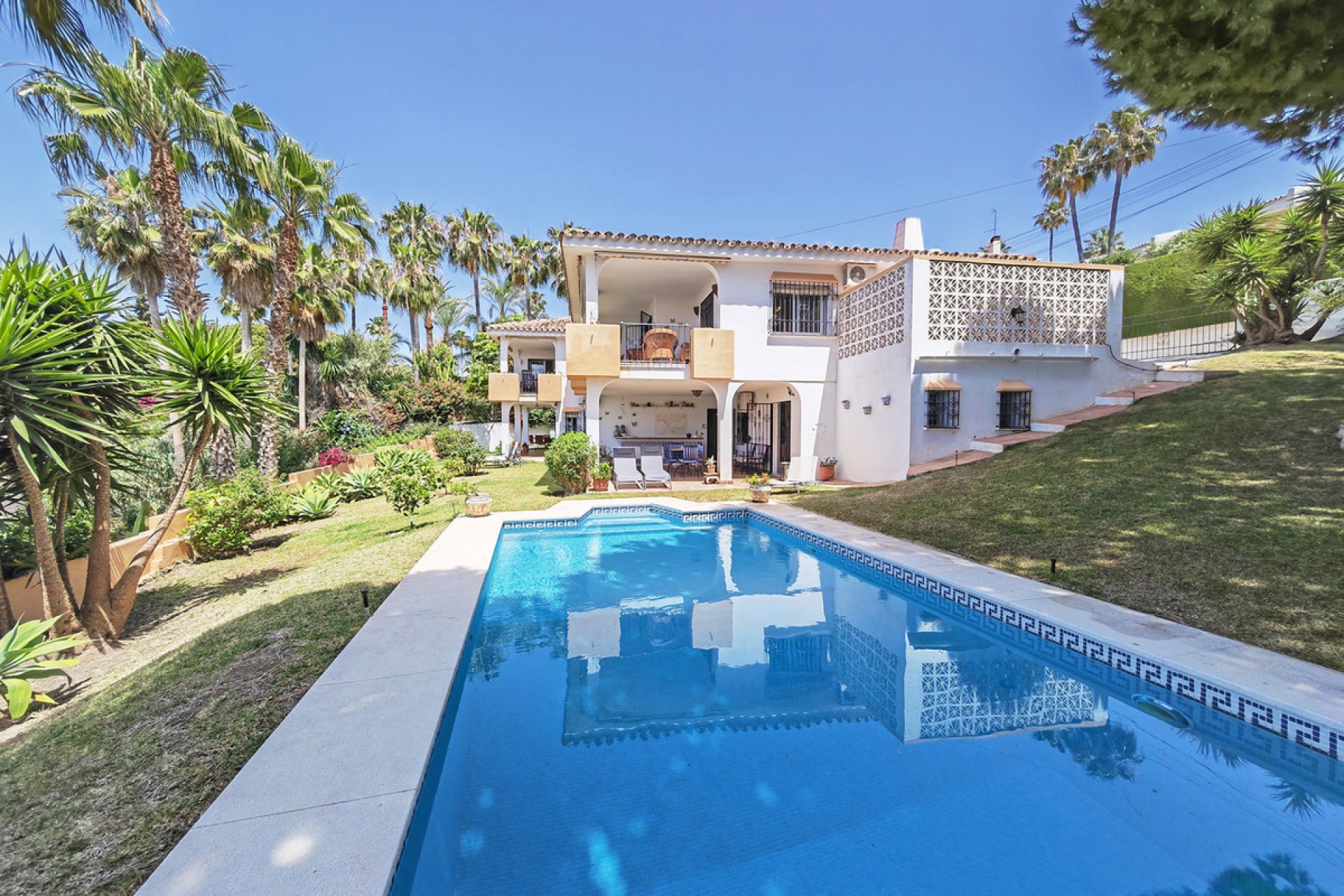 Resale - House - Detached Villa - Elviria