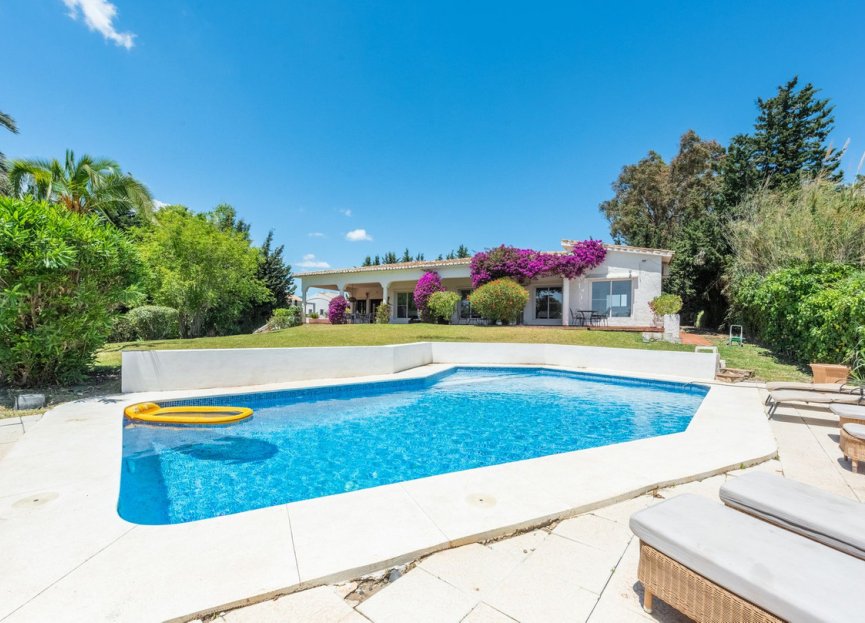 Resale - House - Detached Villa - Estepona - Atalaya