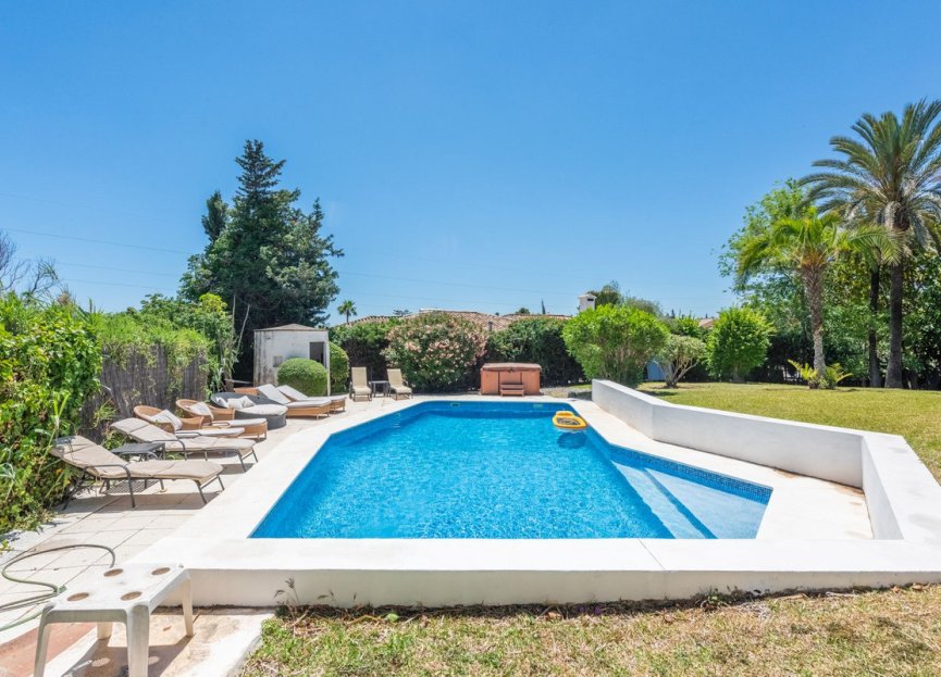 Resale - House - Detached Villa - Estepona - Atalaya