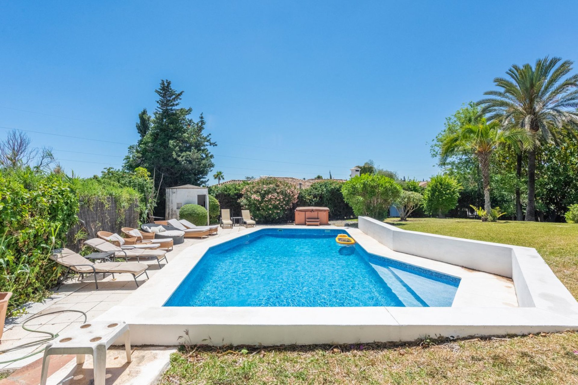 Resale - House - Detached Villa - Estepona - Atalaya