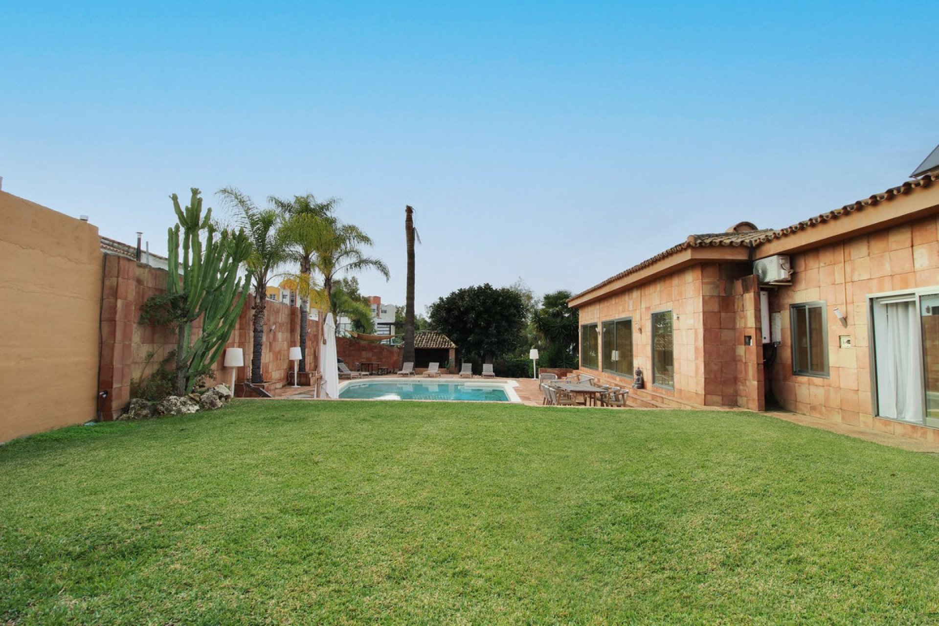 Resale - House - Detached Villa - Estepona - Atalaya