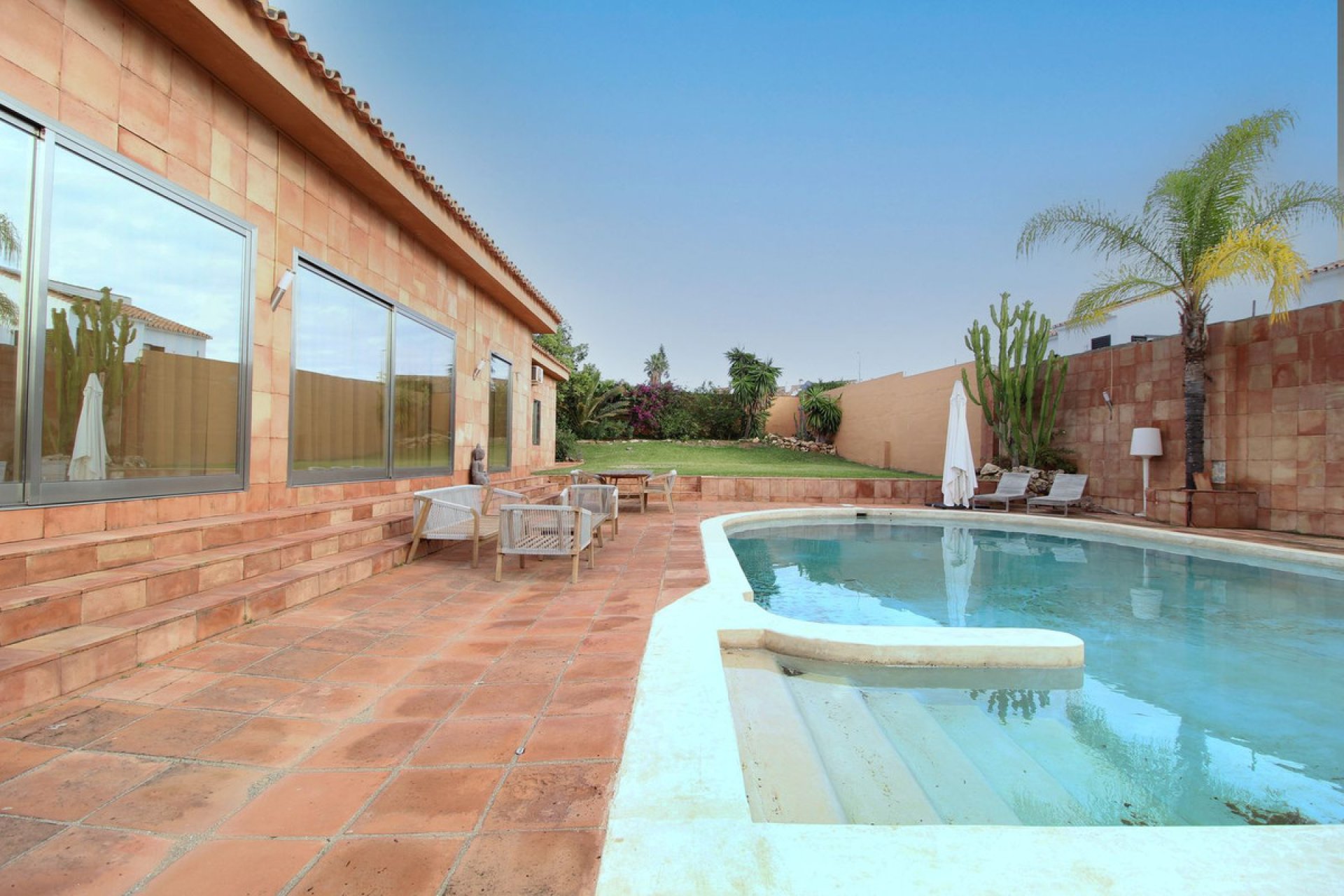 Resale - House - Detached Villa - Estepona - Atalaya