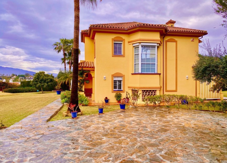 Resale - House - Detached Villa - Estepona - Atalaya