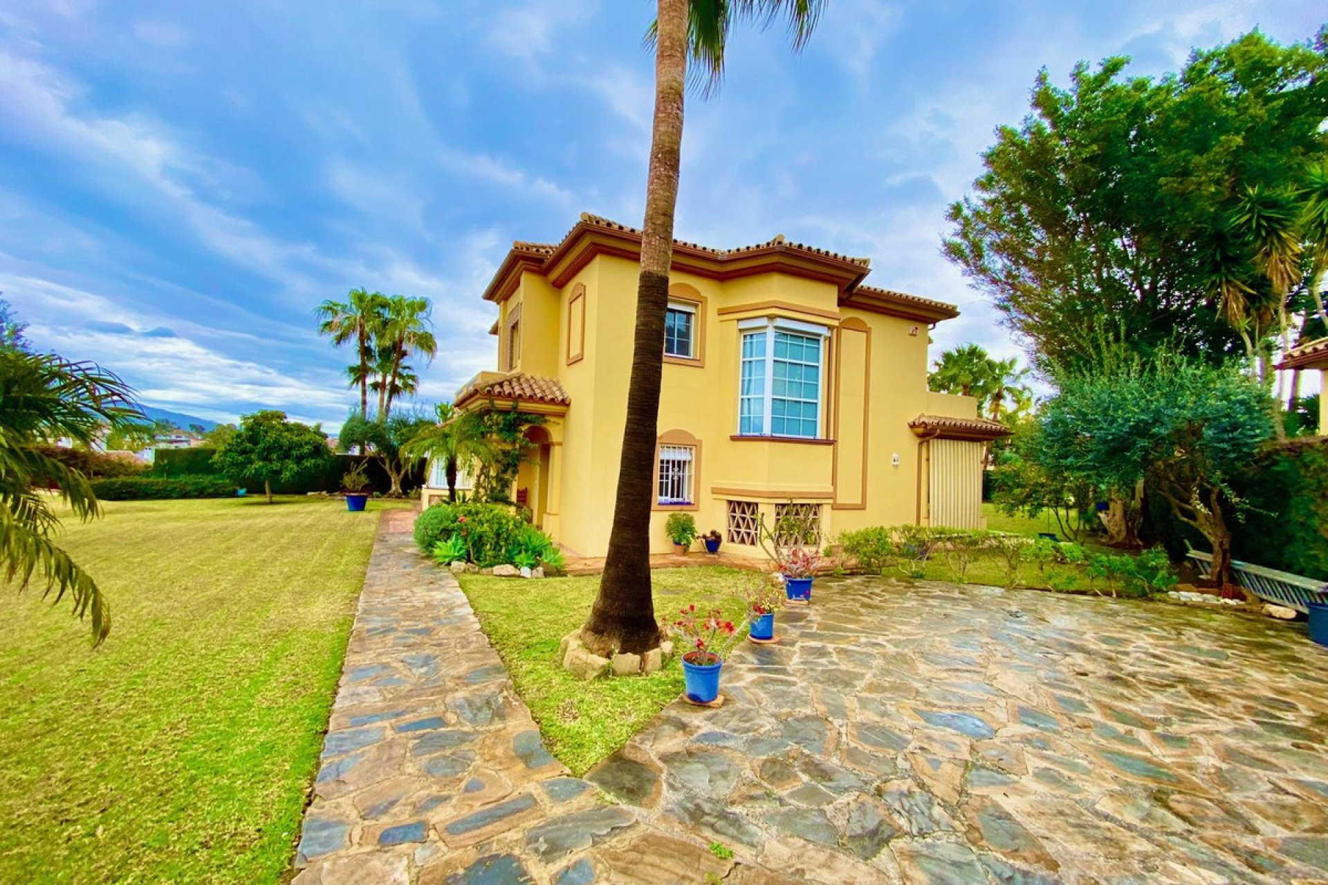 Resale - House - Detached Villa - Estepona - Atalaya