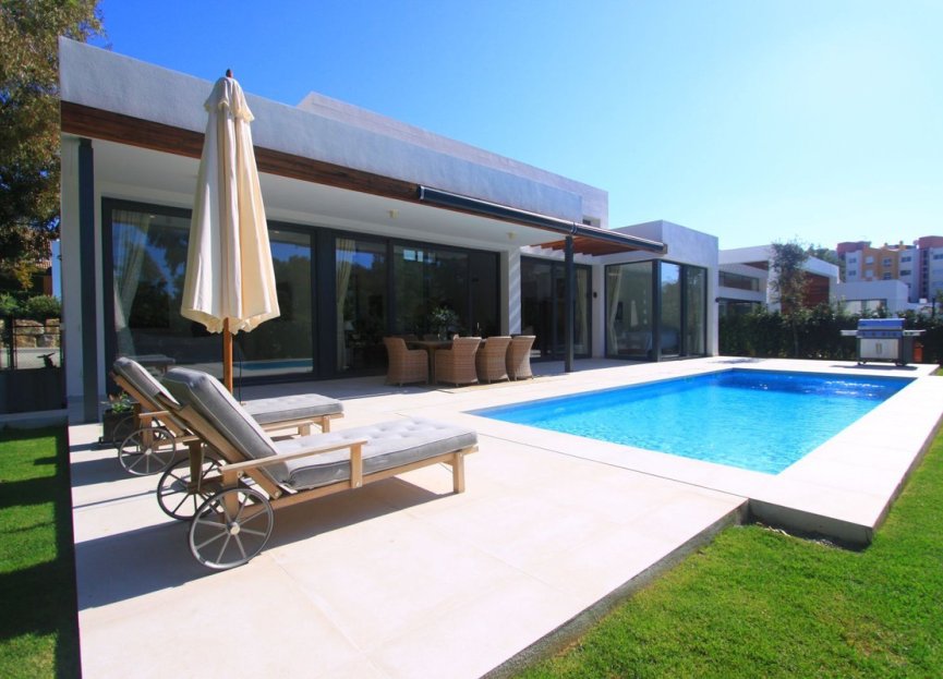 Resale - House - Detached Villa - Estepona - Atalaya