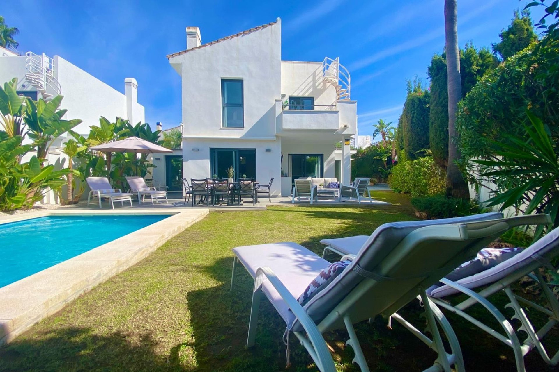 Resale - House - Detached Villa - Estepona - Atalaya