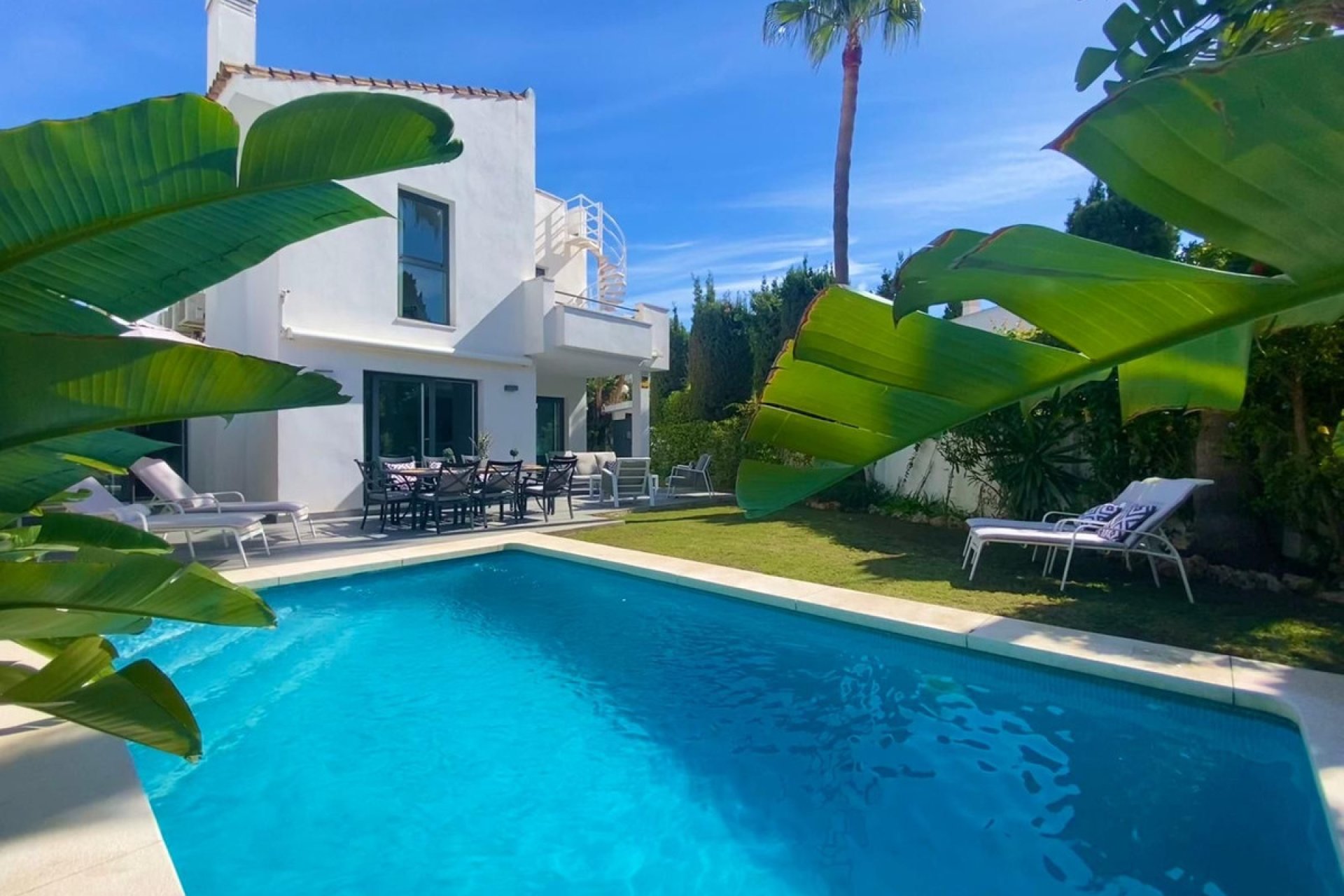 Resale - House - Detached Villa - Estepona - Atalaya