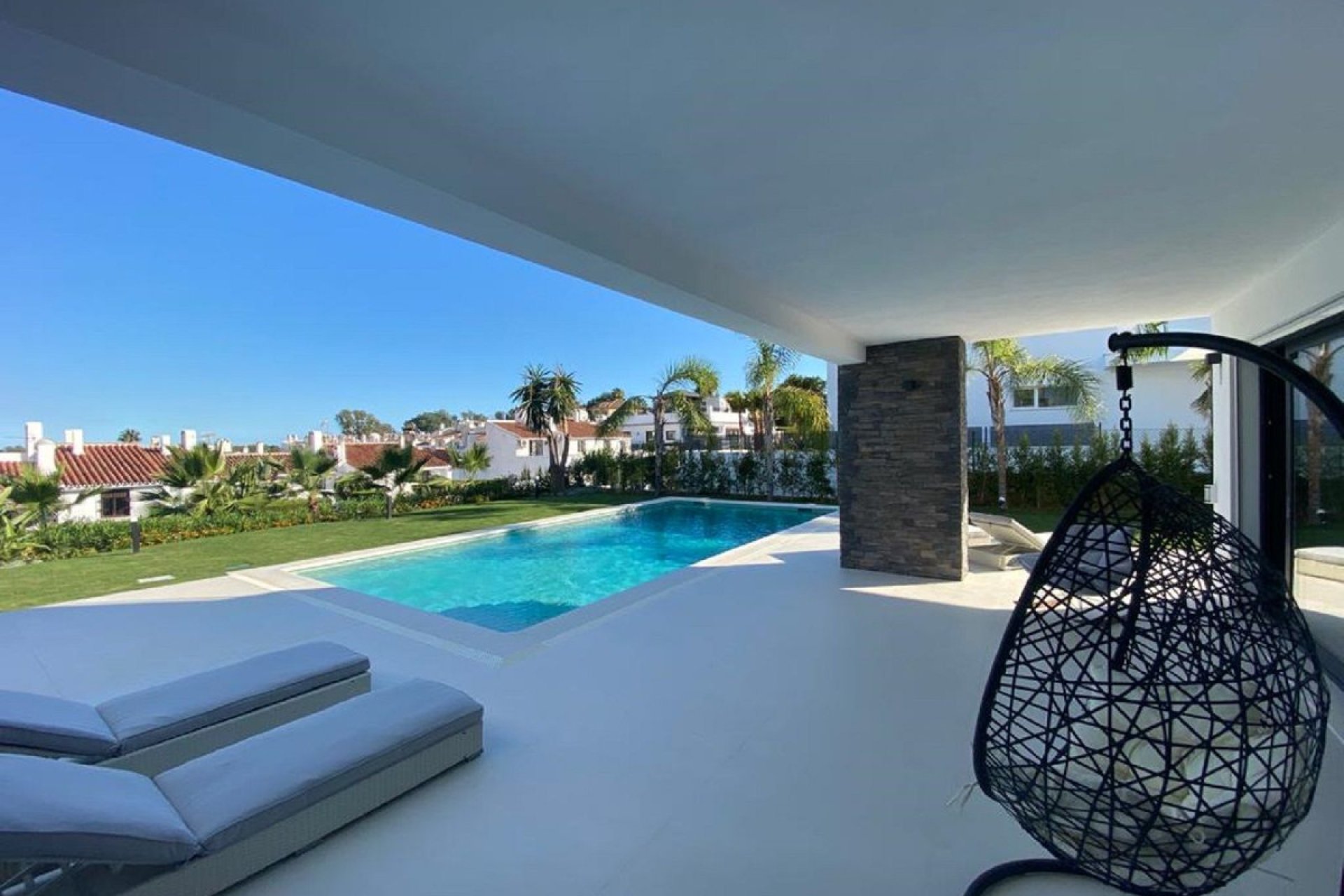 Resale - House - Detached Villa - Estepona - Atalaya