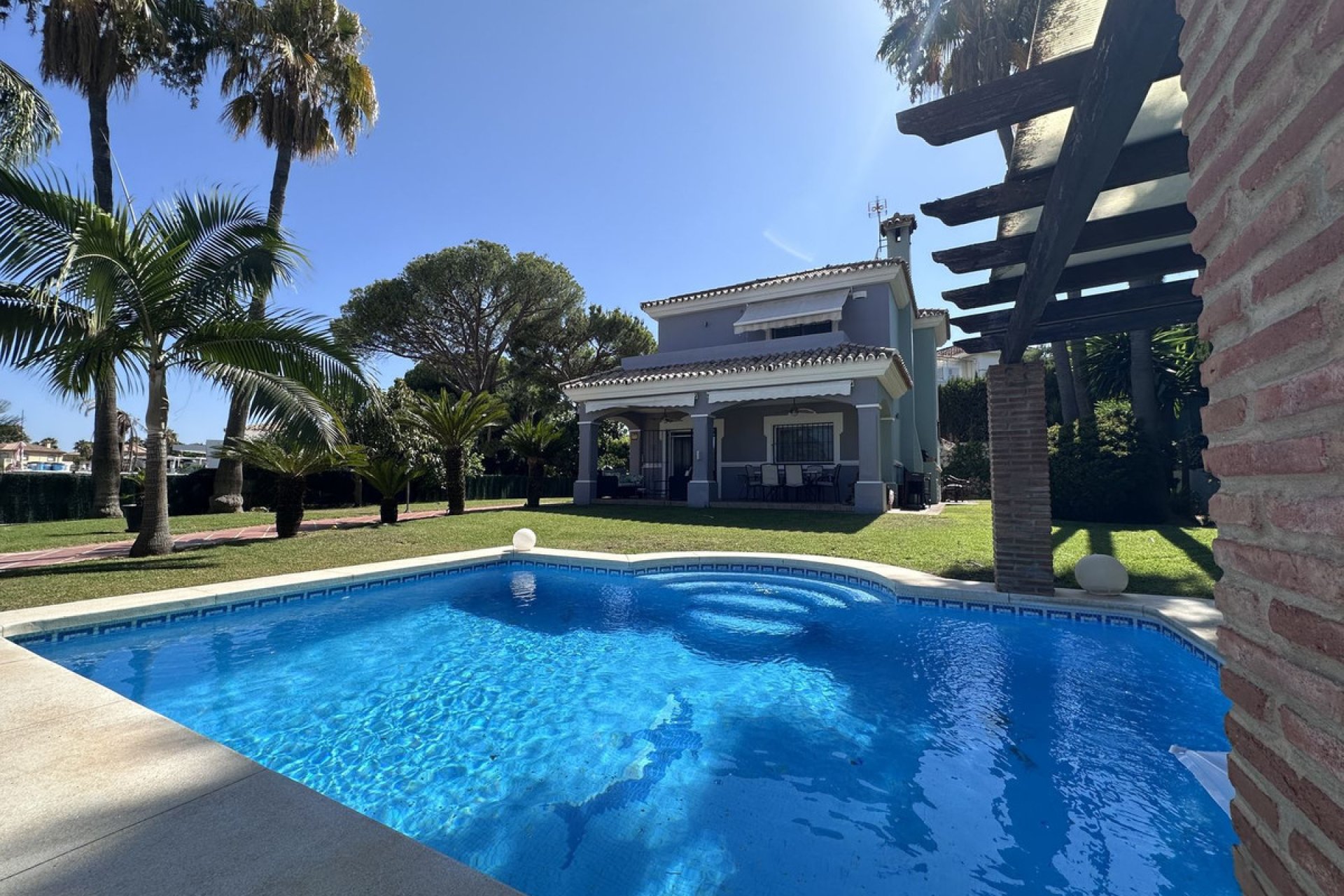 Resale - House - Detached Villa - Estepona - Bel Air