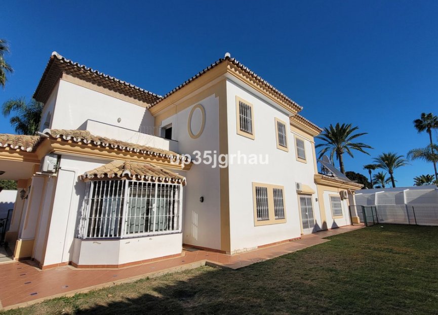 Resale - House - Detached Villa - Estepona - Bel Air