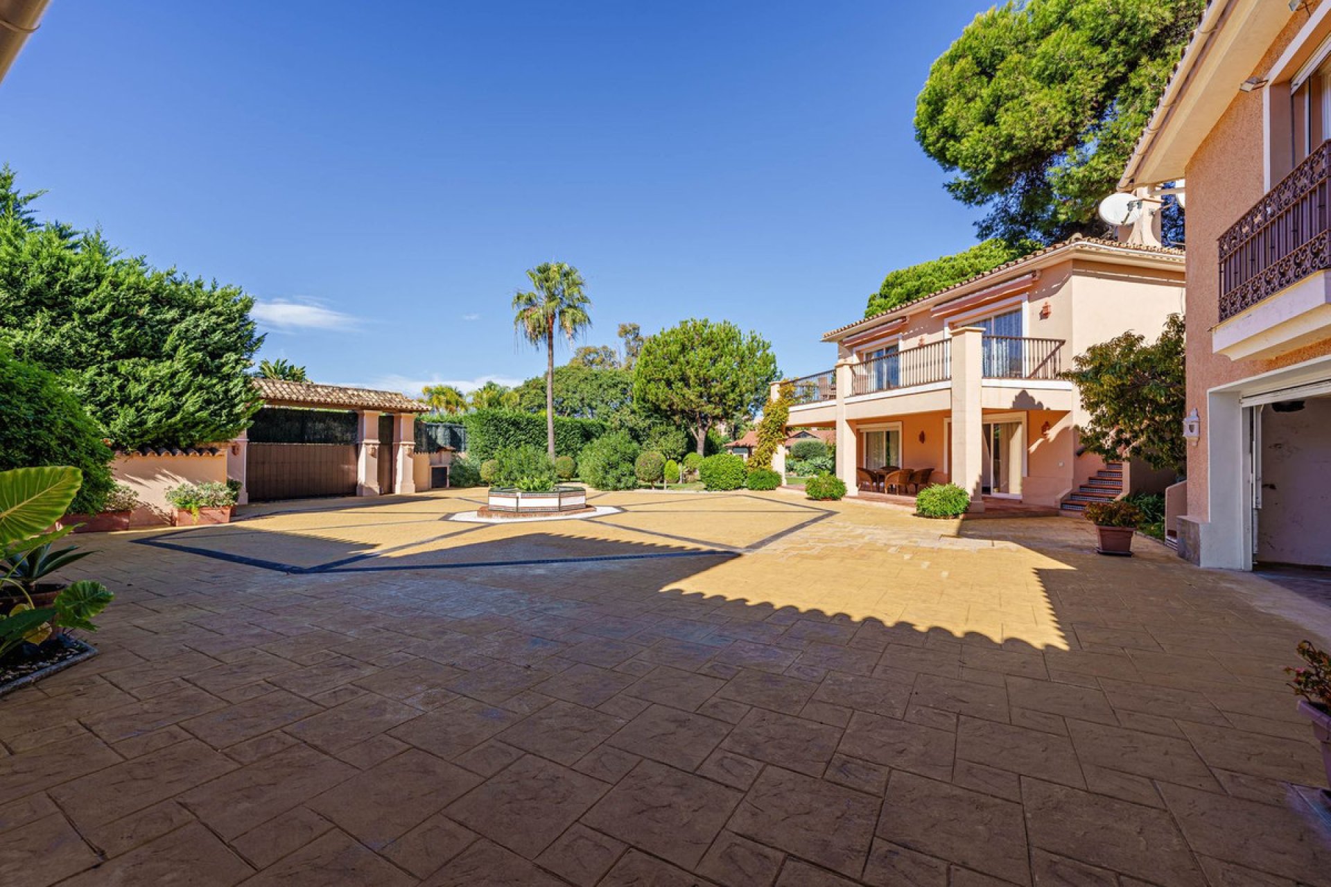 Resale - House - Detached Villa - Estepona - Benamara