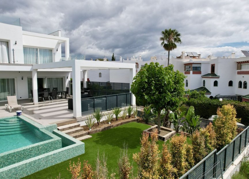 Resale - House - Detached Villa - Estepona - Cancelada