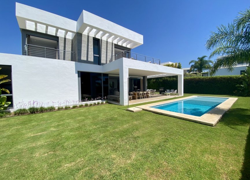 Resale - House - Detached Villa - Estepona - Cancelada