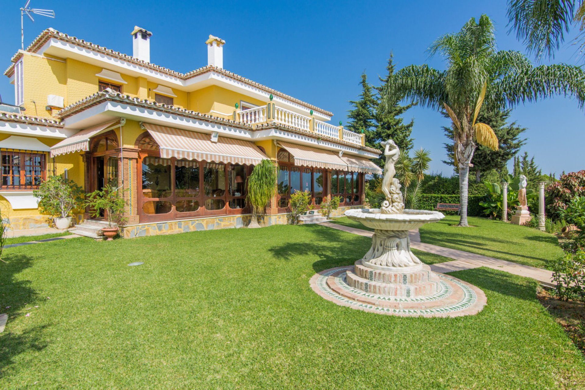 Resale - House - Detached Villa - Estepona - El Padron