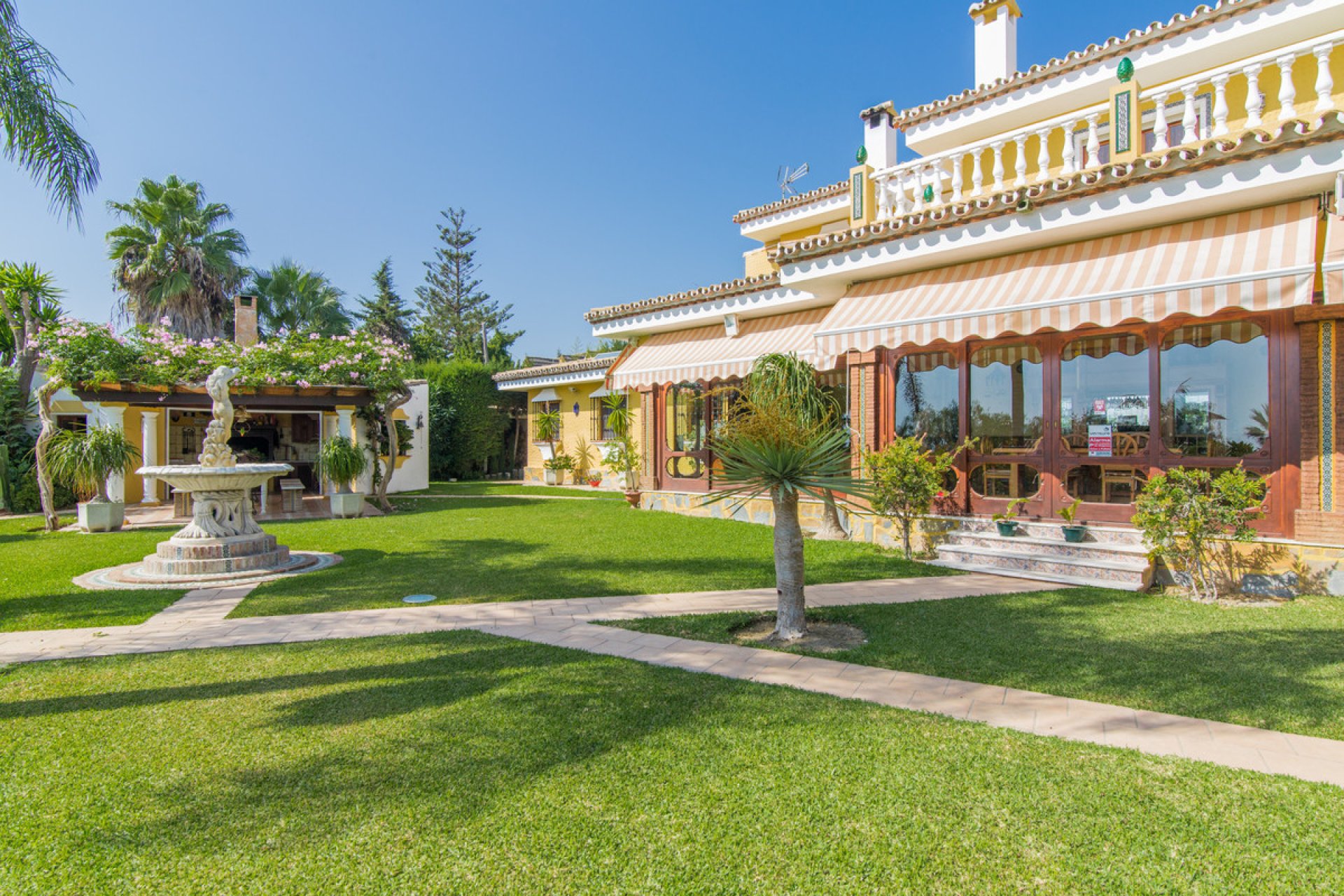 Resale - House - Detached Villa - Estepona - El Padron