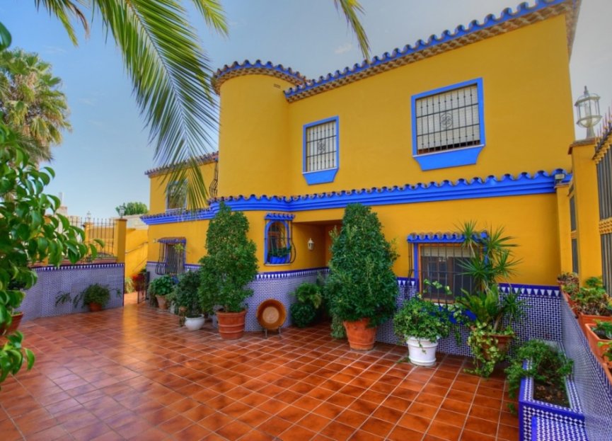 Resale - House - Detached Villa - Estepona - El Padron