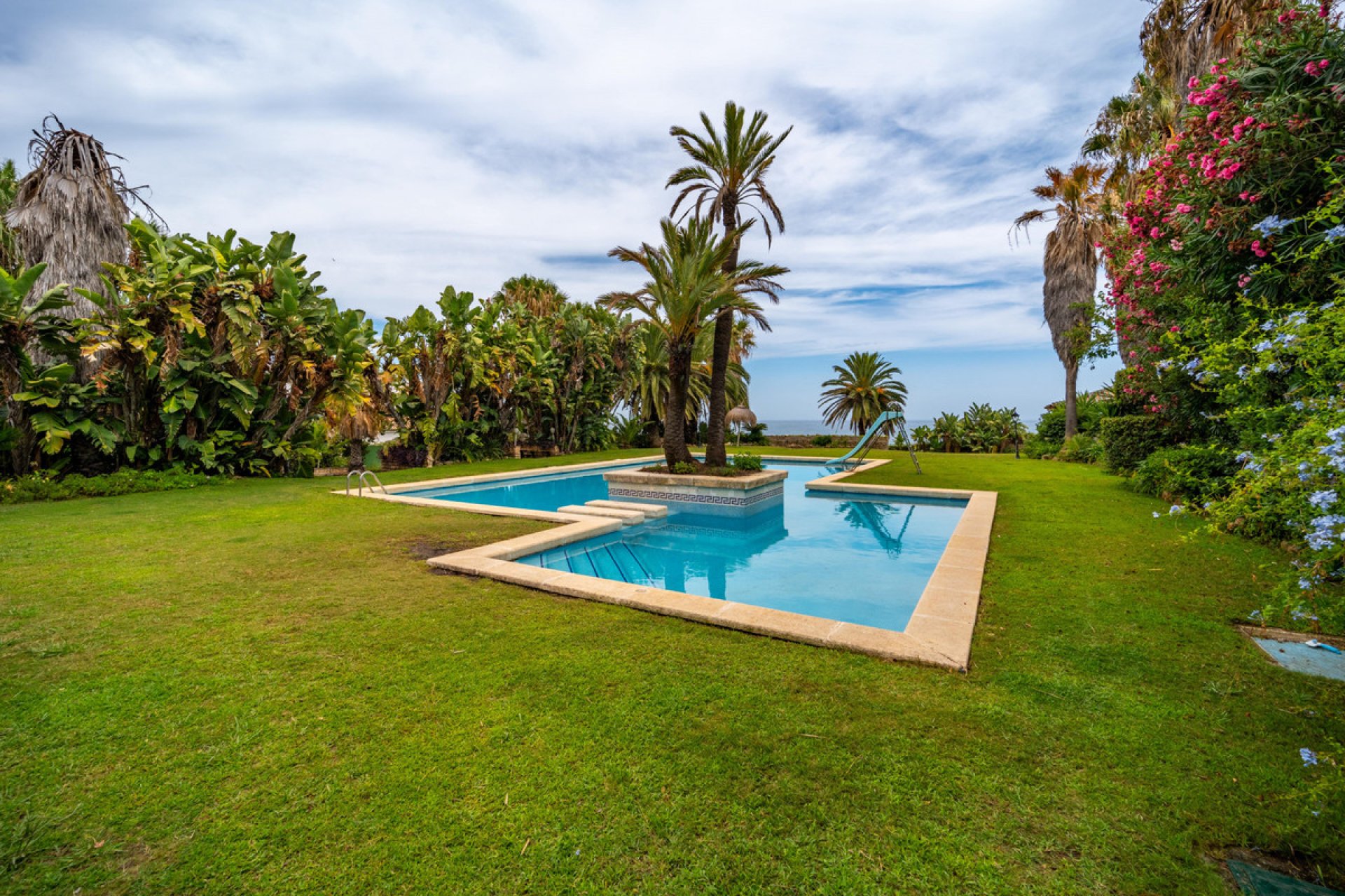 Resale - House - Detached Villa - Estepona - Estepona Centro
