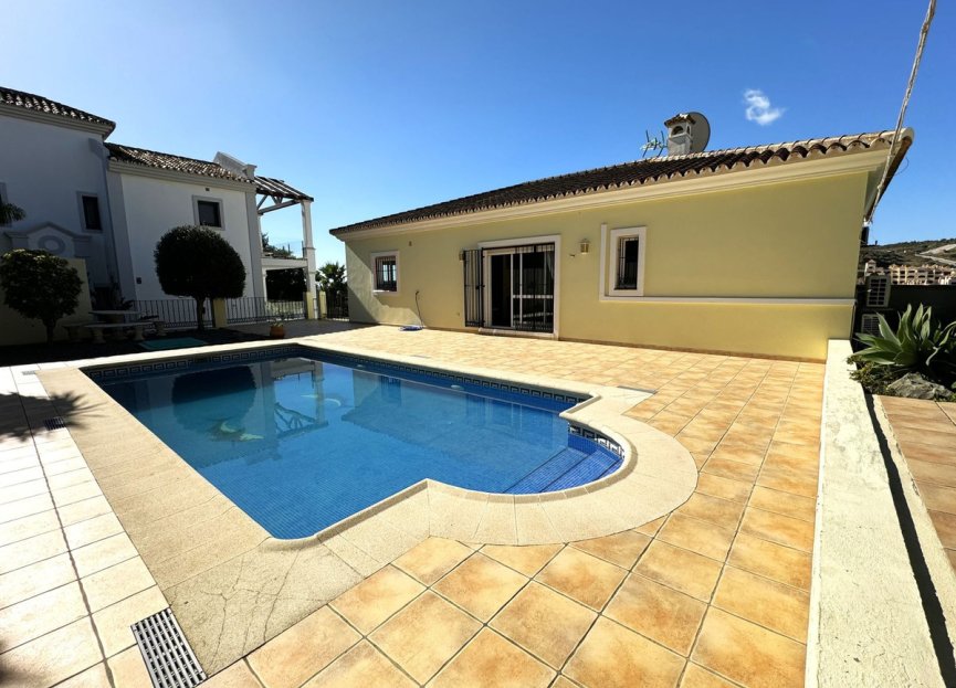 Resale - House - Detached Villa - Estepona - Estepona Centro