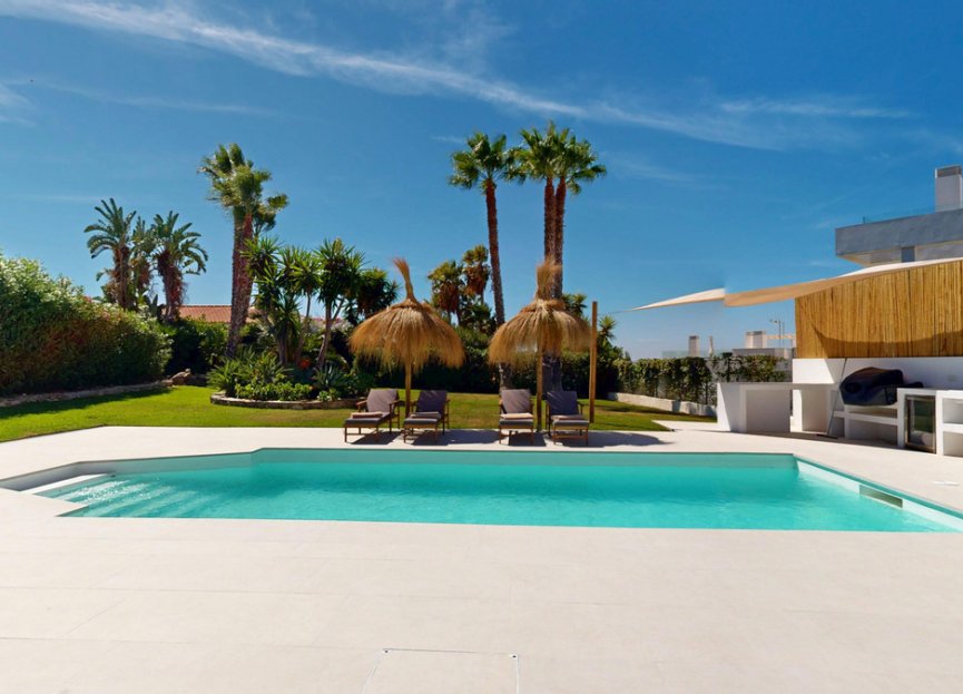 Resale - House - Detached Villa - Estepona - Estepona Centro