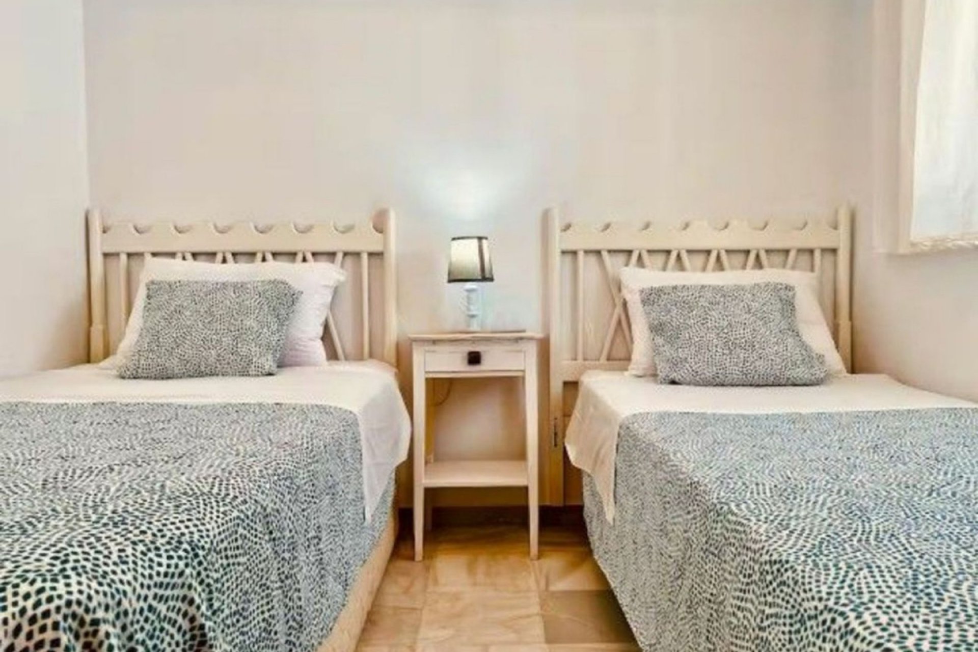 Resale - House - Detached Villa - Estepona - Estepona Centro