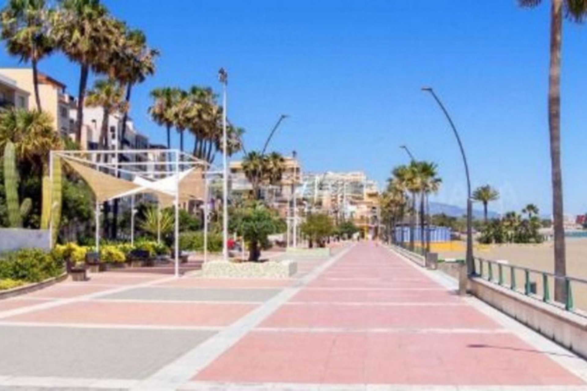 Resale - House - Detached Villa - Estepona - Estepona Centro