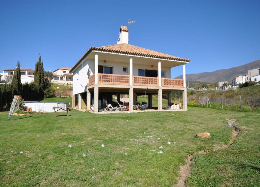 Resale - House - Detached Villa - Estepona - Estepona Centro