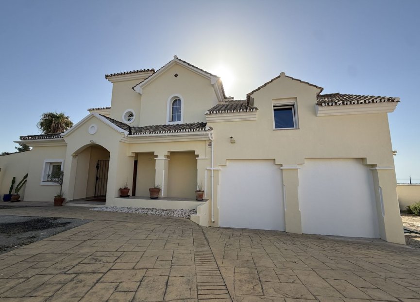 Resale - House - Detached Villa - Estepona - Estepona Centro