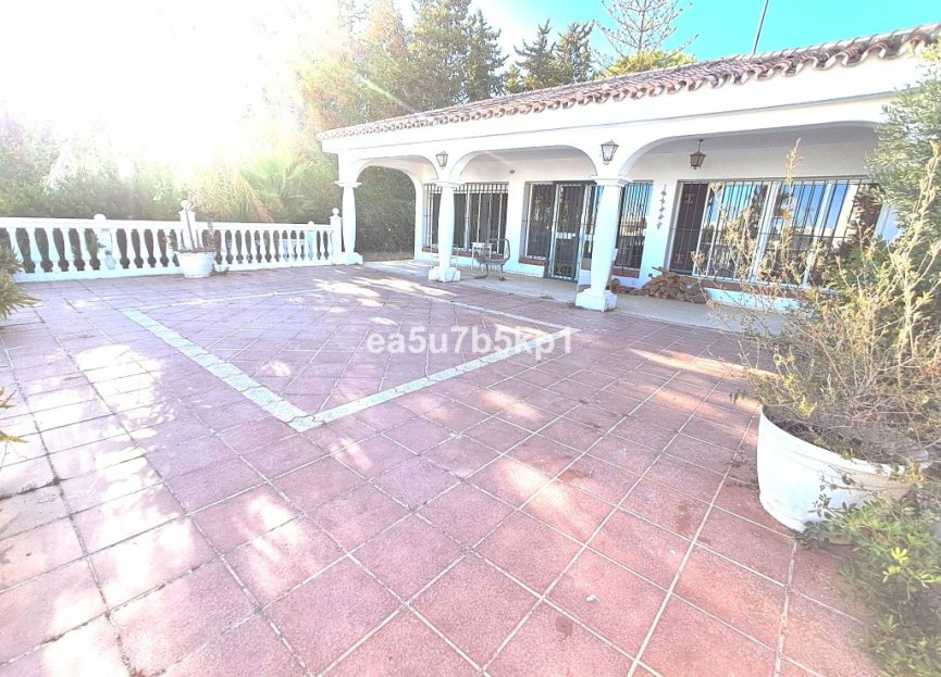 Resale - House - Detached Villa - Estepona - Estepona Centro