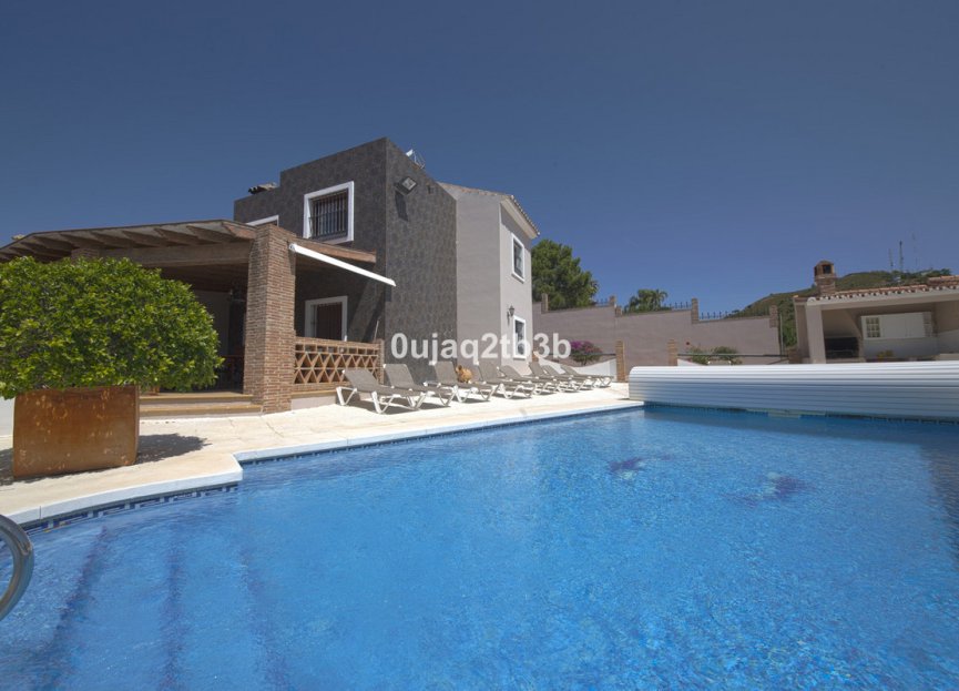 Resale - House - Detached Villa - Estepona - Estepona Centro