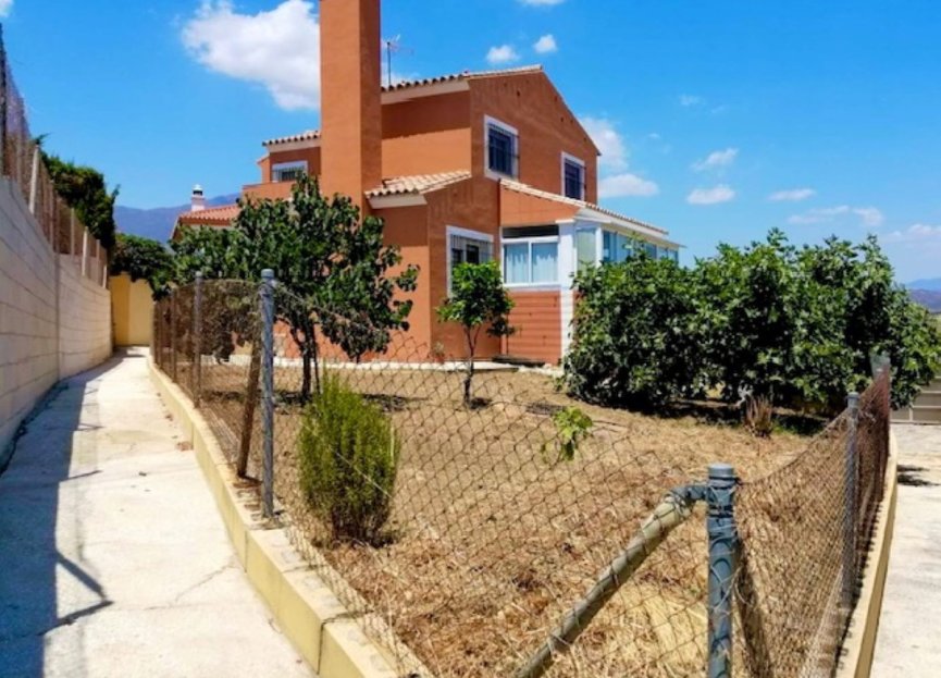 Resale - House - Detached Villa - Estepona - Estepona Centro