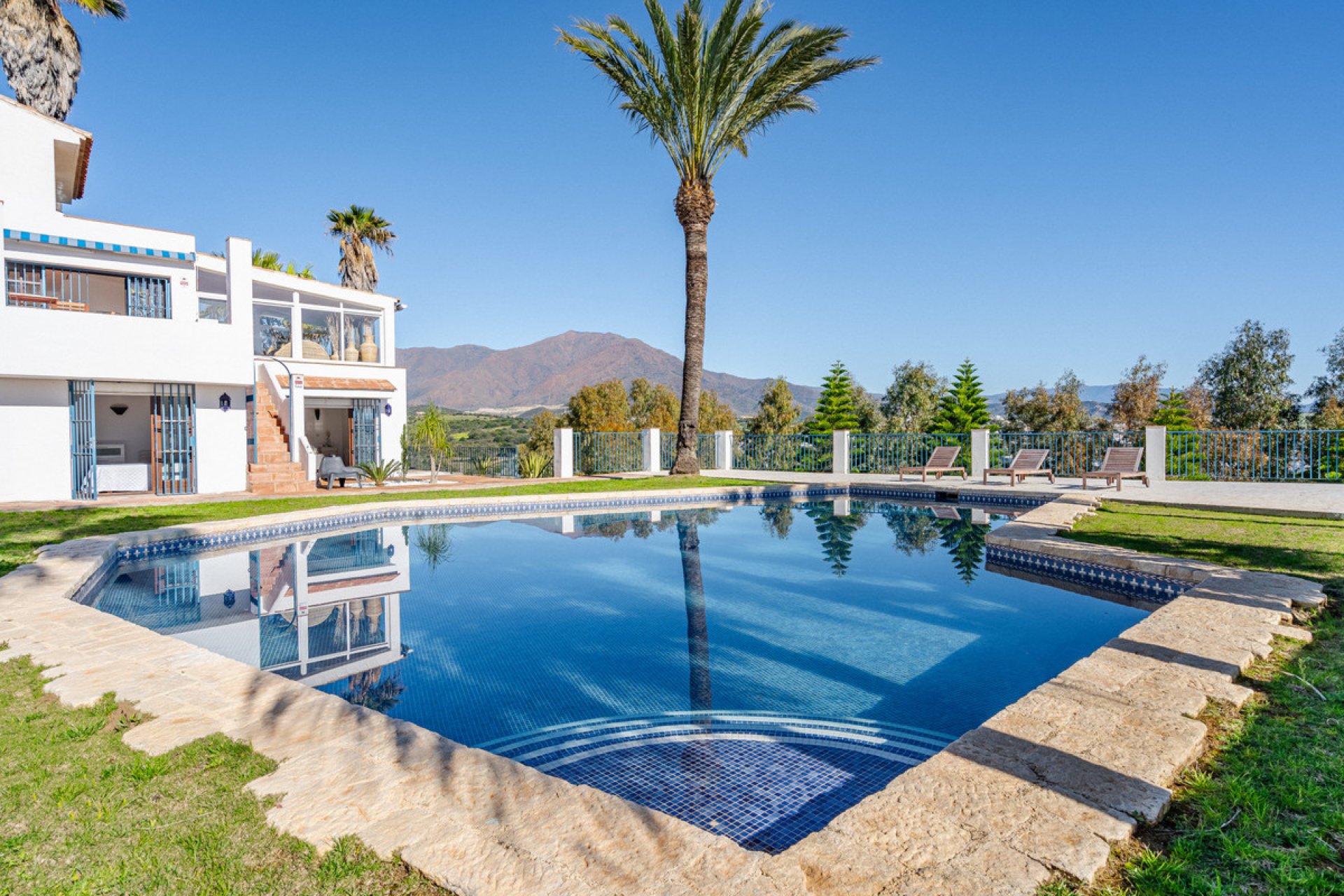 Resale - House - Detached Villa - Estepona - Estepona Centro