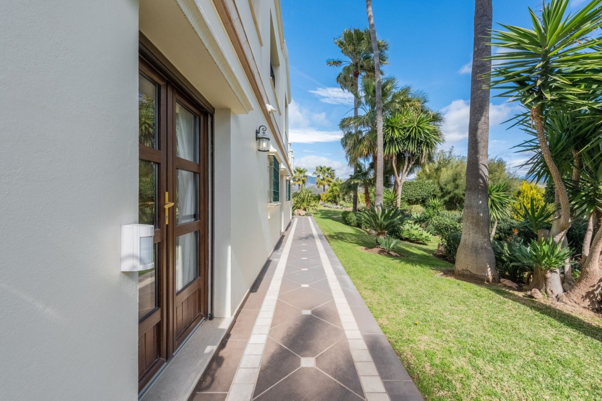 Resale - House - Detached Villa - Estepona - Estepona Centro