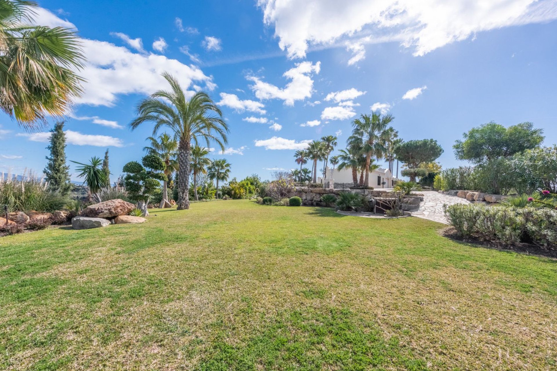 Resale - House - Detached Villa - Estepona - Estepona Centro