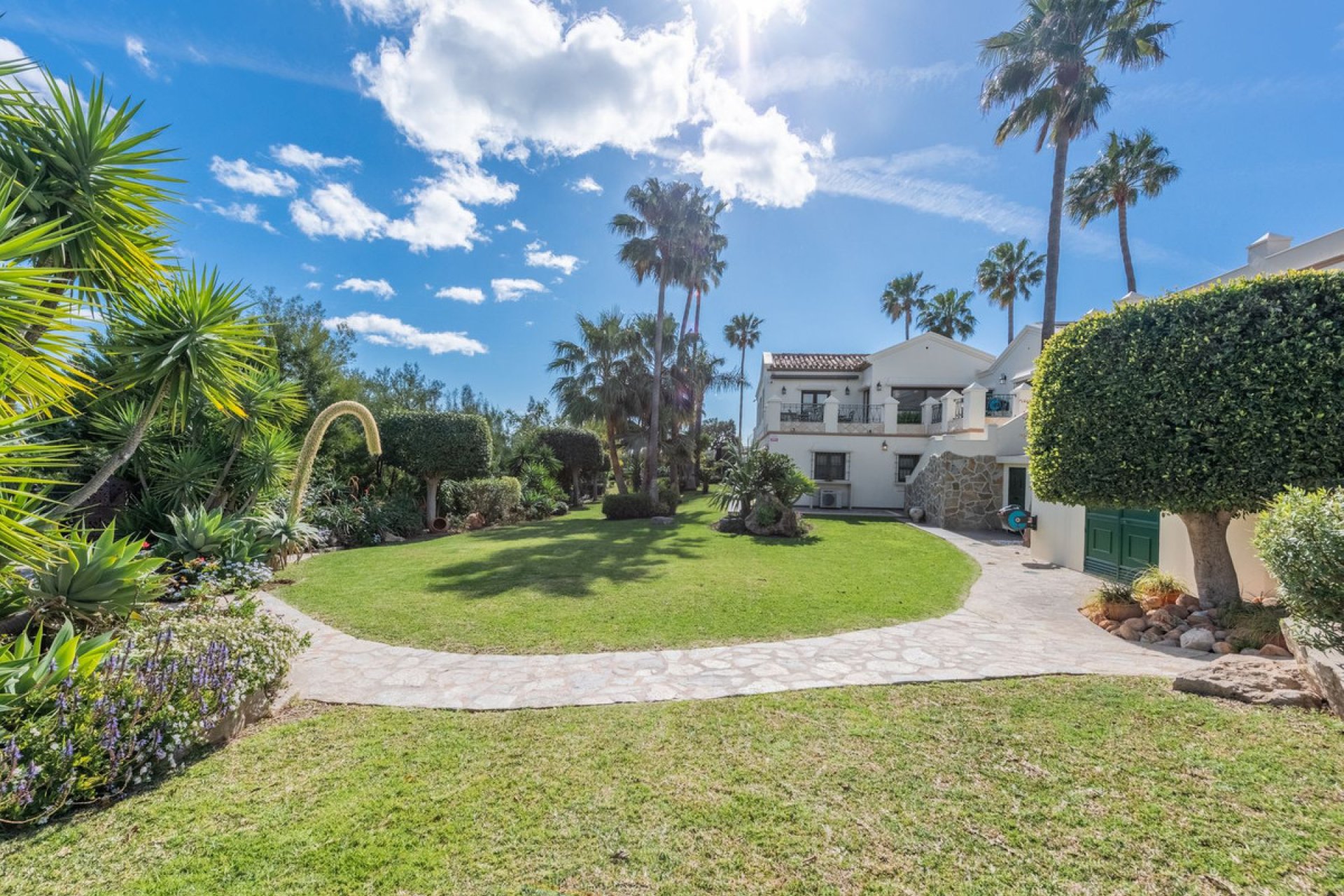 Resale - House - Detached Villa - Estepona - Estepona Centro