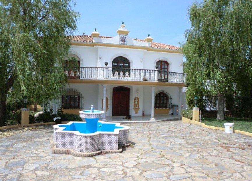 Resale - House - Detached Villa - Estepona - Estepona Centro